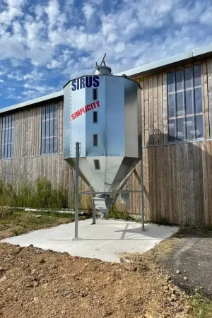 Offre Spéciale Silo SIRUS Rond « Simplicity » 6 m³ - Remplissage par Camion vis 3,90T Structure Robuste 3 pieds GALVA avec platine de fixation et croisillons de contreventement En tôle Galva 15/10ème, boulonnée et jointée Visuels de Niveau 4 Visuels en polycarbonate traité anti-UV pour une surveillance facile du niveau Sortie Axiale Sortie axiale Ø350 pour un déchargement efficace Facilité d‘Utilisation Ouverture du couvercle depuis le sol pour un accès pratique Trappe de condamnation pour une sécurité renforcée Sécurité Sans échelle et sans garde-corps Ventilation Système de ventilation sur le toit pour assurer une circulation d‘air adéquate Avant de finaliser votre commande, veuillez nous contacter au 0238699049 pour nous indiquer l‘emplacement des visuels de niveau et l‘ouverture du toit. Le Silo Rond "SIMPLICITY" offre une solution efficace et pratique pour le stockage d‘aliments, avec une construction robuste, des fonctionnalités de sécurité et une facilité d‘utilisation optimale. Montage réalisé par SIRUS fourni avec une garantie décennale. %0A%0Ahttps //www.promodis.fr/silo-sirus-rond-simplicity-6-m3-remplissage-par-camion-vis-sirus/?sns=em"
>