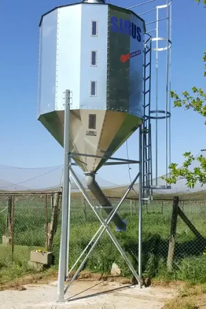 Silo SIRUS Rond « Simplicity » 9 m³ - Remplissage par Camion vis Sirus 6,27 T Structure Robuste 3 pieds GALVA avec platine de fixation et croisillons de contreventement En tôle Galva 15/10ème, boulonnée et jointée Visuels de Niveau 4 Visuels en polycarbonate traité anti-UV pour une surveillance facile du niveau Sortie Axiale Sortie axiale Ø350 pour un déchargement efficace Facilité d‘Utilisation Ouverture du couvercle depuis le sol pour un accès pratique Trappe de condamnation pour une sécurité renforcée Sécurité Sans échelle et sans garde-corps Ventilation Système de ventilation sur le toit pour assurer une circulation d‘air adéquate Avant de finaliser votre commande, veuillez nous contacter au 0238699049 pour nous indiquer l‘emplacement des visuels de niveau et l‘ouveture du toit Le Silo Rond "SIMPLICITY" offre une solution efficace et pratique pour le stockage d‘aliments, avec une construction robuste, des fonctionnalités de sécurité et une facilité d‘utilisation optimale. Montage réalisé par SIRUS fourni avec une garantie décennale. %0A%0Ahttps //www.promodis.fr/silo-sirus-rond-simplicity-9-m3-remplissage-par-camion-vis-sirus/?sns=em"
> Commander Maintenant