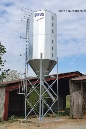 Remise Silo SIRUS Rond « Immensity » 23 m³ - Remplissage par Camion vis Sirus 14,95 T Structure Robuste 4 pieds GALVA avec platine de fixation et croisillons de contreventement En tôle Galva 15/10ème, boulonnée et jointée Visuels de Niveau 8 Visuels en polycarbonate traité anti-UV pour une surveillance facile du niveau Sortie Axiale Sortie axiale Ø350 pour un déchargement efficace Facilité d‘Utilisation Ouverture du couvercle depuis le sol pour un accès pratique Trappe de condamnation pour une sécurité renforcée Sécurité Avec échelle et garde-corps Ventilation Système de ventilation sur le toit pour assurer une circulation d‘air adéquate Avant de finaliser votre commande, veuillez nous contacter au 0238699049 pour nous indiquer l‘emplacement des visuels de niveau et l‘ouveture du toit. Le Silo Rond "IMMENSITY" offre une solution efficace et pratique pour le stockage d‘aliments, avec une construction robuste, des fonctionnalités de sécurité et une facilité d‘utilisation optimale. Montage réalisé par SIRUS fourni avec une garantie décennale. %0A%0Ahttps //www.promodis.fr/silo-sirus-rond-immensity-23-m3-remplissage-par-camion-vis-sirus/?sns=em"
>